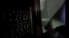 एक गुबगुबीत दासी शरीर असलेले भारतीय सेक्स व्हिडिओ 12 मिन 00 सेकंद