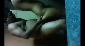 Pembantu India Orissa mengambil kendali dalam adegan seks berdiri 1 min 20 sec