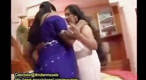 Mallu女同性恋者脱衣服的印度性爱视频 0 敏 50 sec