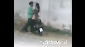 熟女と屋外のセックスをフィーチャーしたインドのセックスビデオ 1 分 30 秒