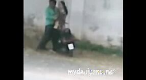 熟女と屋外のセックスをフィーチャーしたインドのセックスビデオ 2 分 20 秒