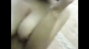 Vidéo de sexe indien amateur mettant en vedette la poule mouillée de sa femme 1 minute 40 sec