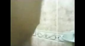 Vidéo de sexe indien amateur mettant en vedette la poule mouillée de sa femme 2 minute 00 sec