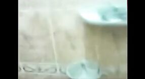 Vidéo de sexe indien amateur mettant en vedette la poule mouillée de sa femme 2 minute 20 sec