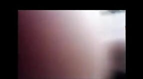 Vidéo de sexe indien amateur mettant en vedette la poule mouillée de sa femme 3 minute 00 sec