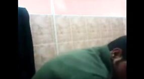 Vidéo de sexe indien amateur mettant en vedette la poule mouillée de sa femme 4 minute 00 sec