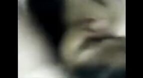 Vidéo de sexe indien amateur mettant en vedette la poule mouillée de sa femme 4 minute 40 sec