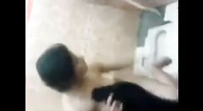 Vidéo de sexe indien amateur mettant en vedette la poule mouillée de sa femme 5 minute 00 sec