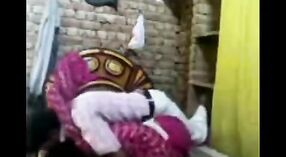 印度性爱视频，有一个年轻女孩和一个叔叔 1 敏 00 sec
