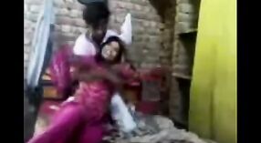 印度性爱视频，有一个年轻女孩和一个叔叔 4 敏 20 sec