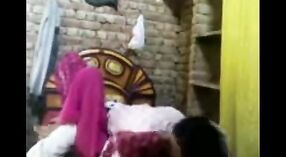印度性爱视频，有一个年轻女孩和一个叔叔 6 敏 20 sec