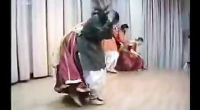 ホーリーのクラシックダンスをフィーチャーしたインドのセックスビデオ 1 分 20 秒