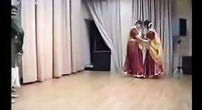 ホーリーのクラシックダンスをフィーチャーしたインドのセックスビデオ 1 分 30 秒