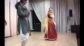 ホーリーのクラシックダンスをフィーチャーしたインドのセックスビデオ 1 分 40 秒