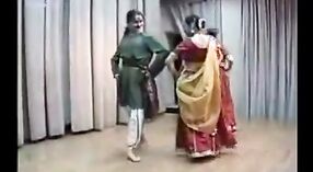 ホーリーのクラシックダンスをフィーチャーしたインドのセックスビデオ 1 分 50 秒