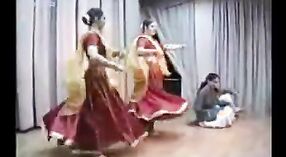 ホーリーのクラシックダンスをフィーチャーしたインドのセックスビデオ 2 分 00 秒
