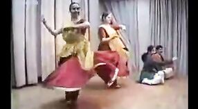 ホーリーのクラシックダンスをフィーチャーしたインドのセックスビデオ 2 分 10 秒