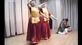 ホーリーのクラシックダンスをフィーチャーしたインドのセックスビデオ 2 分 20 秒
