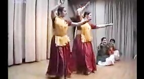 ホーリーのクラシックダンスをフィーチャーしたインドのセックスビデオ 2 分 30 秒