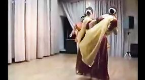 ホーリーのクラシックダンスをフィーチャーしたインドのセックスビデオ 2 分 40 秒