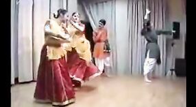 ホーリーのクラシックダンスをフィーチャーしたインドのセックスビデオ 2 分 50 秒