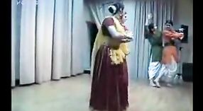 ホーリーのクラシックダンスをフィーチャーしたインドのセックスビデオ 3 分 00 秒