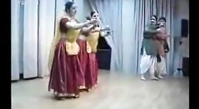 ホーリーのクラシックダンスをフィーチャーしたインドのセックスビデオ 3 分 10 秒
