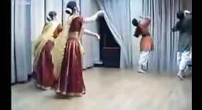 ホーリーのクラシックダンスをフィーチャーしたインドのセックスビデオ 3 分 20 秒