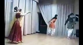 ホーリーのクラシックダンスをフィーチャーしたインドのセックスビデオ 3 分 30 秒
