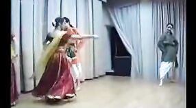 ホーリーのクラシックダンスをフィーチャーしたインドのセックスビデオ 3 分 40 秒