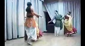 ホーリーのクラシックダンスをフィーチャーしたインドのセックスビデオ 3 分 50 秒