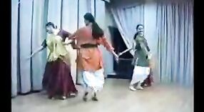 ホーリーのクラシックダンスをフィーチャーしたインドのセックスビデオ 4 分 00 秒