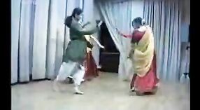 ホーリーのクラシックダンスをフィーチャーしたインドのセックスビデオ 4 分 10 秒