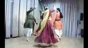 ホーリーのクラシックダンスをフィーチャーしたインドのセックスビデオ 4 分 20 秒