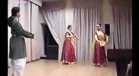 ホーリーのクラシックダンスをフィーチャーしたインドのセックスビデオ 0 分 30 秒