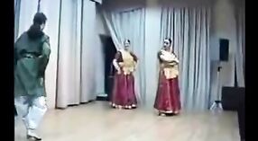 ホーリーのクラシックダンスをフィーチャーしたインドのセックスビデオ 0 分 40 秒