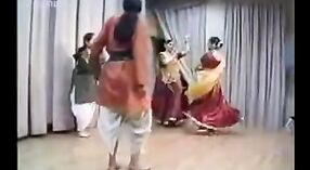 Vidéo de sexe indien mettant en vedette la danse classique sur holi 0 minute 50 sec