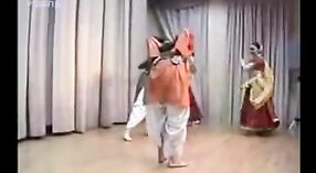 ホーリーのクラシックダンスをフィーチャーしたインドのセックスビデオ 1 分 00 秒