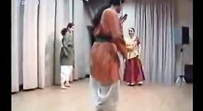 ホーリーのクラシックダンスをフィーチャーしたインドのセックスビデオ 1 分 10 秒