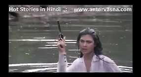 Los pezones de Desi MILF Kimi Katkar son claramente visibles en este video porno indio 0 mín. 0 sec