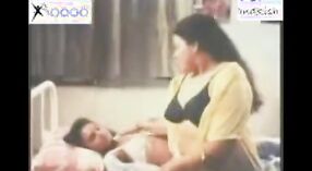 インドのセックスビデオ：Deepali Auntyは彼女の大きな胸を示しています 0 分 30 秒