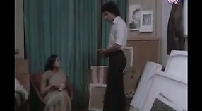 Gadis Desi Beraksi: Video Porno dari tahun 1980 2 min 00 sec