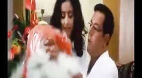 Desi MILF Manisha Koirala's quente cena de sexo 2 minuto 10 SEC