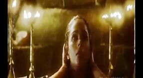 印度性爱视频：Mallika Sherawath的裸体完美 3 敏 20 sec