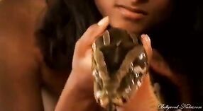 Des filles Desi Amateurs Exécutent une Danse Sensuelle avec un Serpent 3 minute 20 sec
