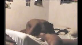 Video de sexo indio con una mariquita trabajadora en un entorno amateur 1 mín. 20 sec