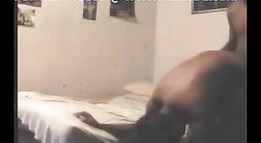 Video de sexo indio con una mariquita trabajadora en un entorno amateur 1 mín. 40 sec