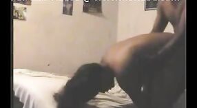 Video de sexo indio con una mariquita trabajadora en un entorno amateur 1 mín. 50 sec