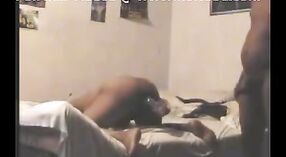 Video de sexo indio con una mariquita trabajadora en un entorno amateur 3 mín. 00 sec