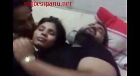 Video seks India yang menampilkan sutradara dan juru kamera 1 min 40 sec